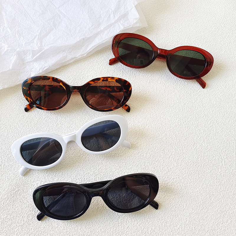 Designer Sunglasses - نظارات شمسية صغيرة بيضاوية الشكل للنساء،