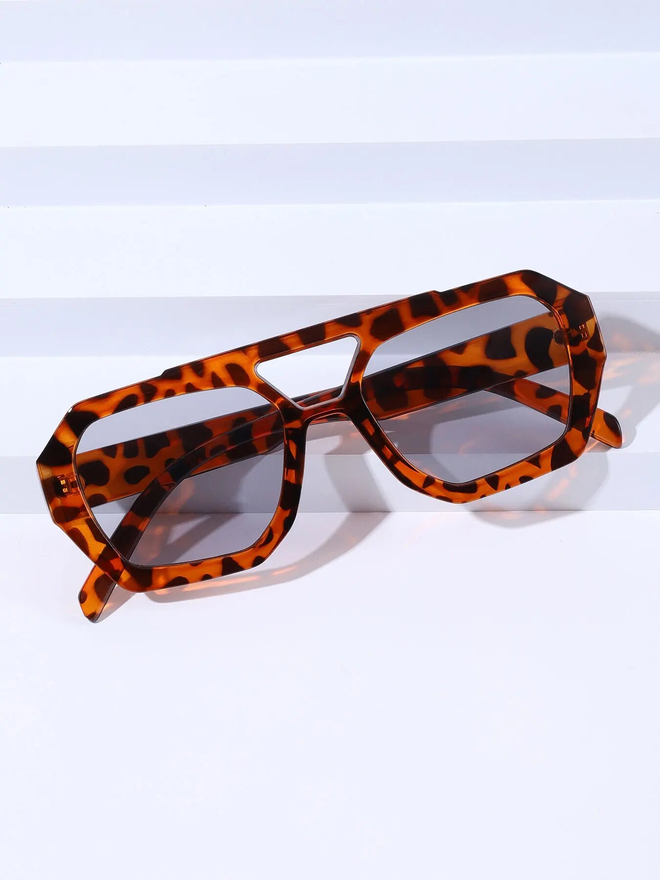نظارات شمسية مربعة غير منتظمة  - مراجعة Designer Sunglasses وسعره