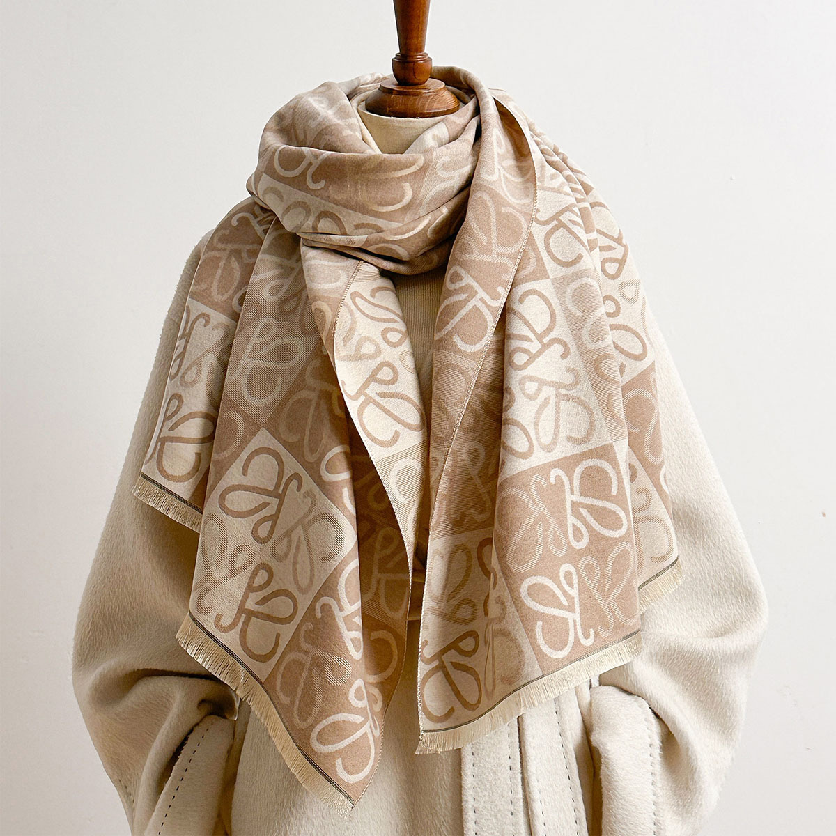 وشاح نسائي خريف 2026 بتصميم كو - مراجعة Cashmere Scarf وسعره